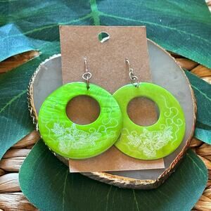 BOGO FREE GREEN FLORAL VTG SHELL MOTHER OF  PEARL 
EARRINGS